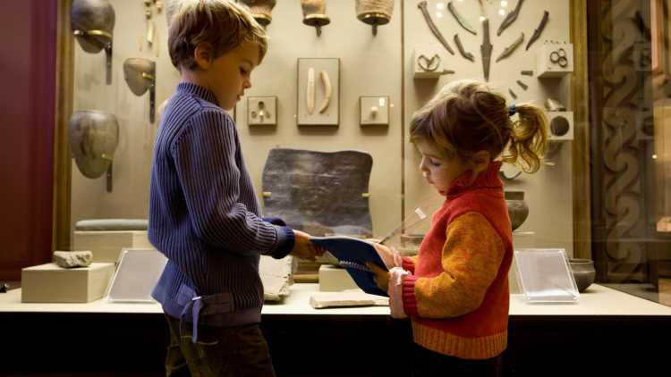 Kinderen op ontdekking in een museum 