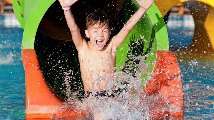 waterpark met glijbaan in de zomer